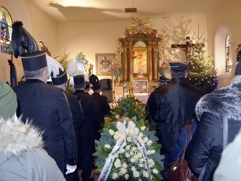Pożegnali proboszcza. Mszy żałobnej przewodniczył biskup Tadeusz Lityński [ZDJĘCIA]