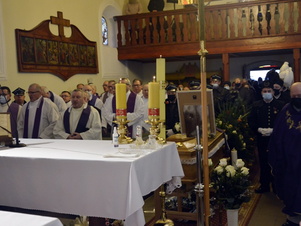 Pożegnali proboszcza. Mszy żałobnej przewodniczył biskup Tadeusz Lityński [ZDJĘCIA]