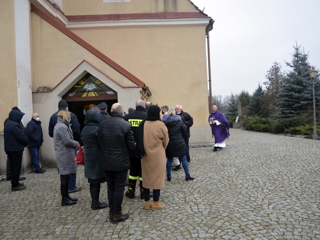 Pożegnali proboszcza. Mszy żałobnej przewodniczył biskup Tadeusz Lityński [ZDJĘCIA]