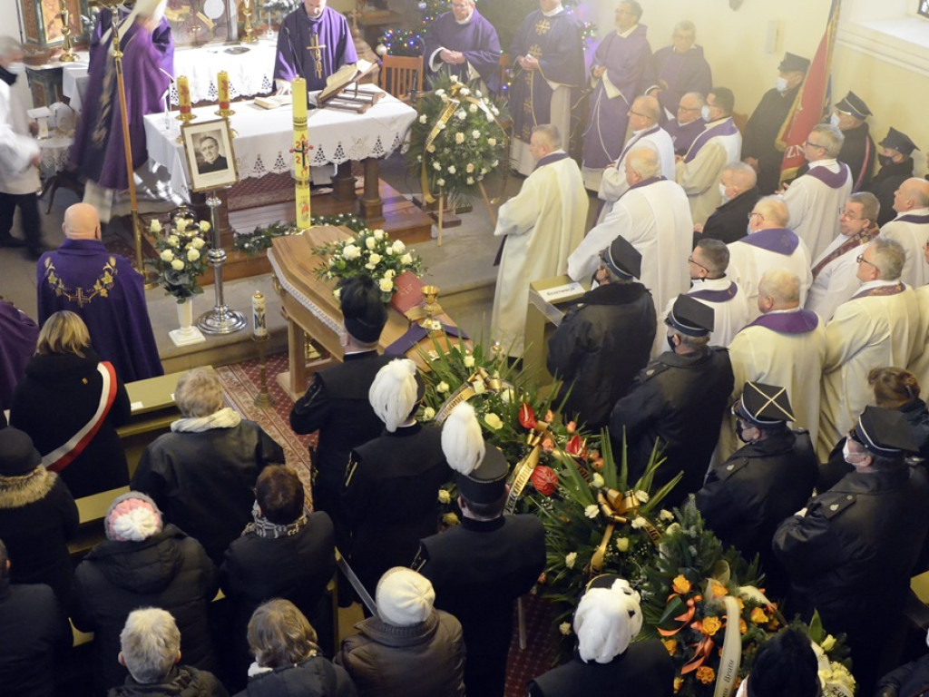 Pożegnali proboszcza. Mszy żałobnej przewodniczył biskup Tadeusz Lityński [ZDJĘCIA]