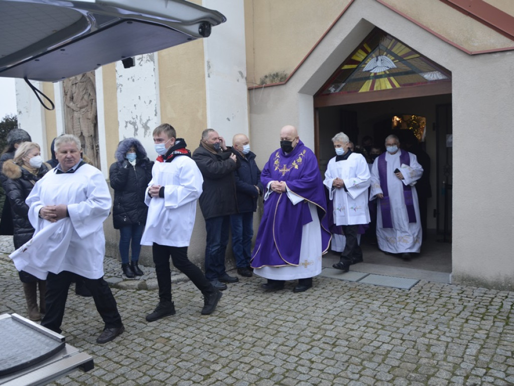 Pożegnali proboszcza. Mszy żałobnej przewodniczył biskup Tadeusz Lityński [ZDJĘCIA]