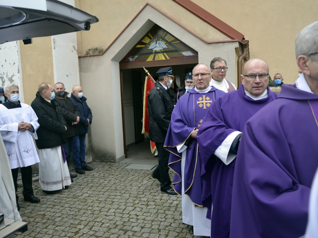 Pożegnali proboszcza. Mszy żałobnej przewodniczył biskup Tadeusz Lityński [ZDJĘCIA]