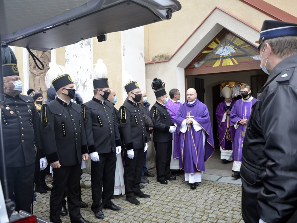 Pożegnali proboszcza. Mszy żałobnej przewodniczył biskup Tadeusz Lityński [ZDJĘCIA]