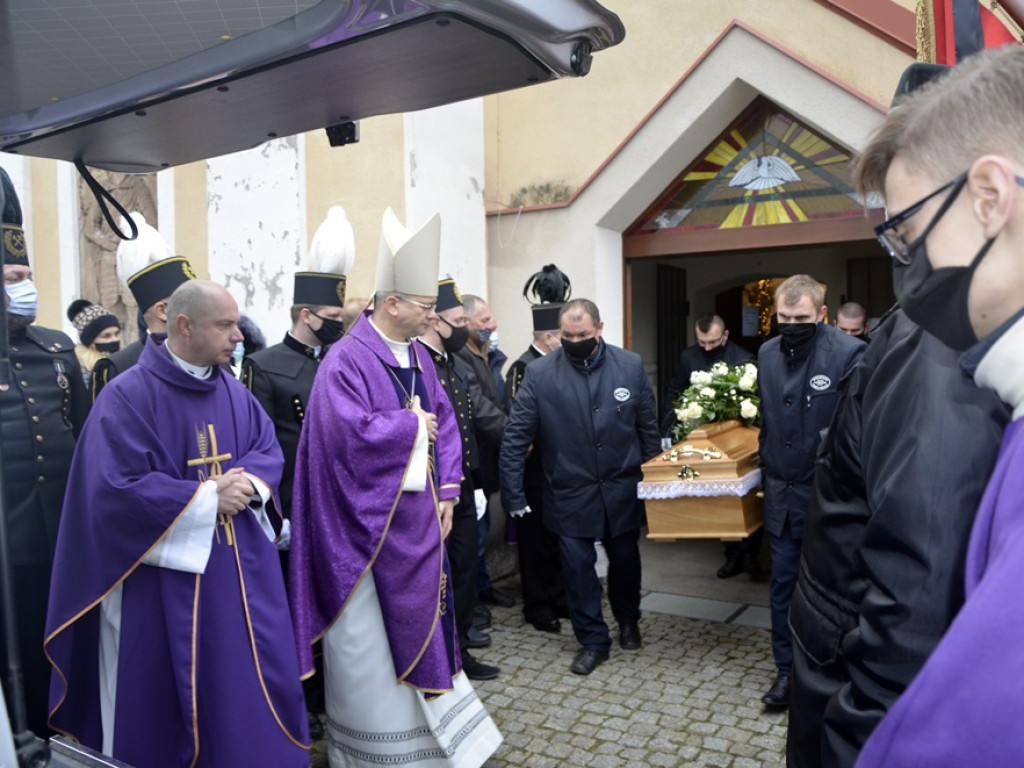 Pożegnali proboszcza. Mszy żałobnej przewodniczył biskup Tadeusz Lityński [ZDJĘCIA]