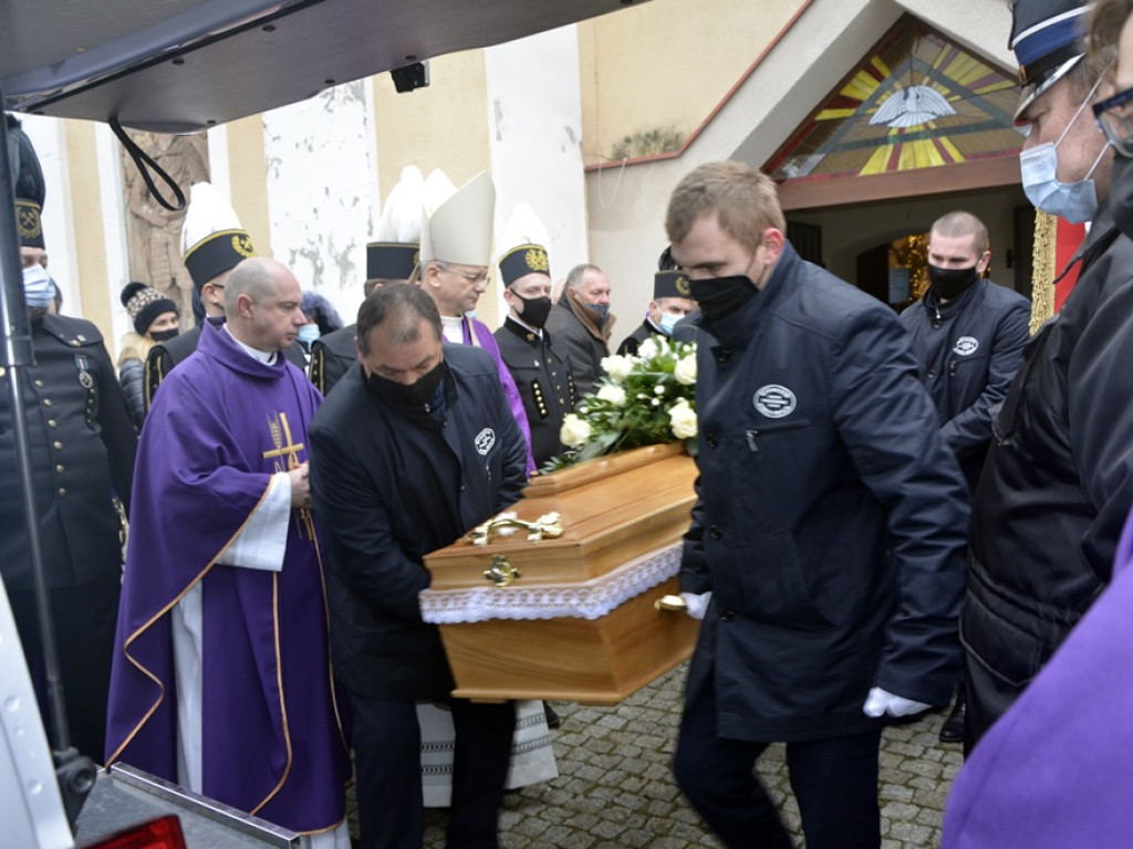 Pożegnali proboszcza. Mszy żałobnej przewodniczył biskup Tadeusz Lityński [ZDJĘCIA]