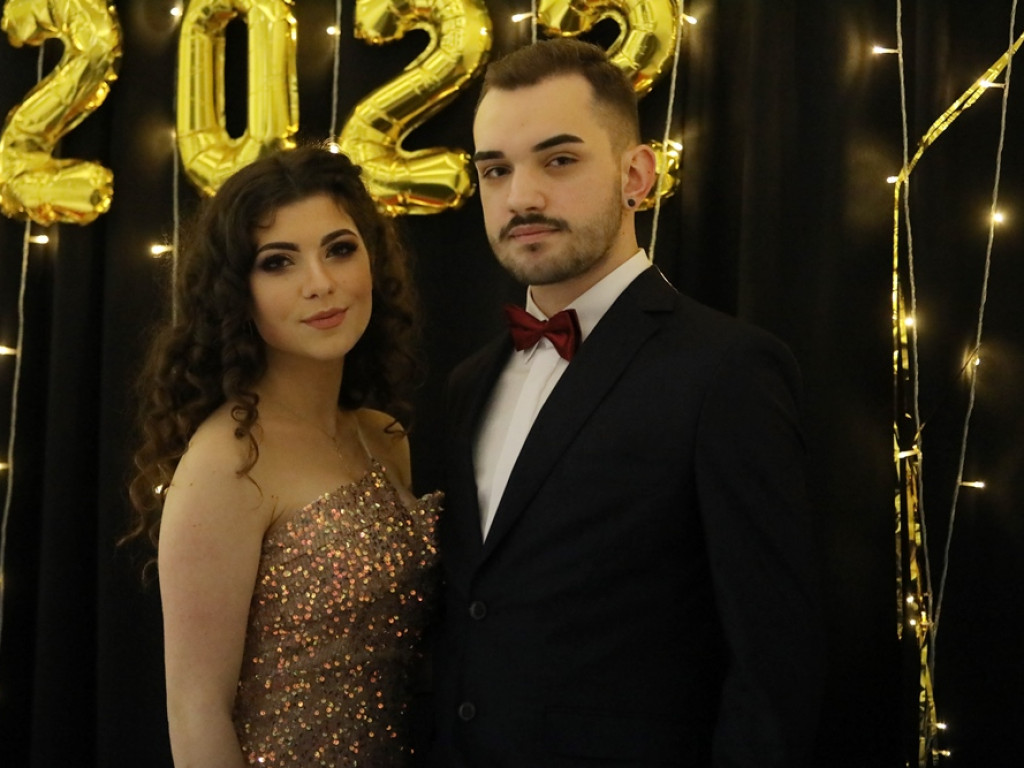 Poloneza czas zacząć. Tak się bawią maturzyści Zespołu Szkół Ekonomicznych [ZDJĘCIA]