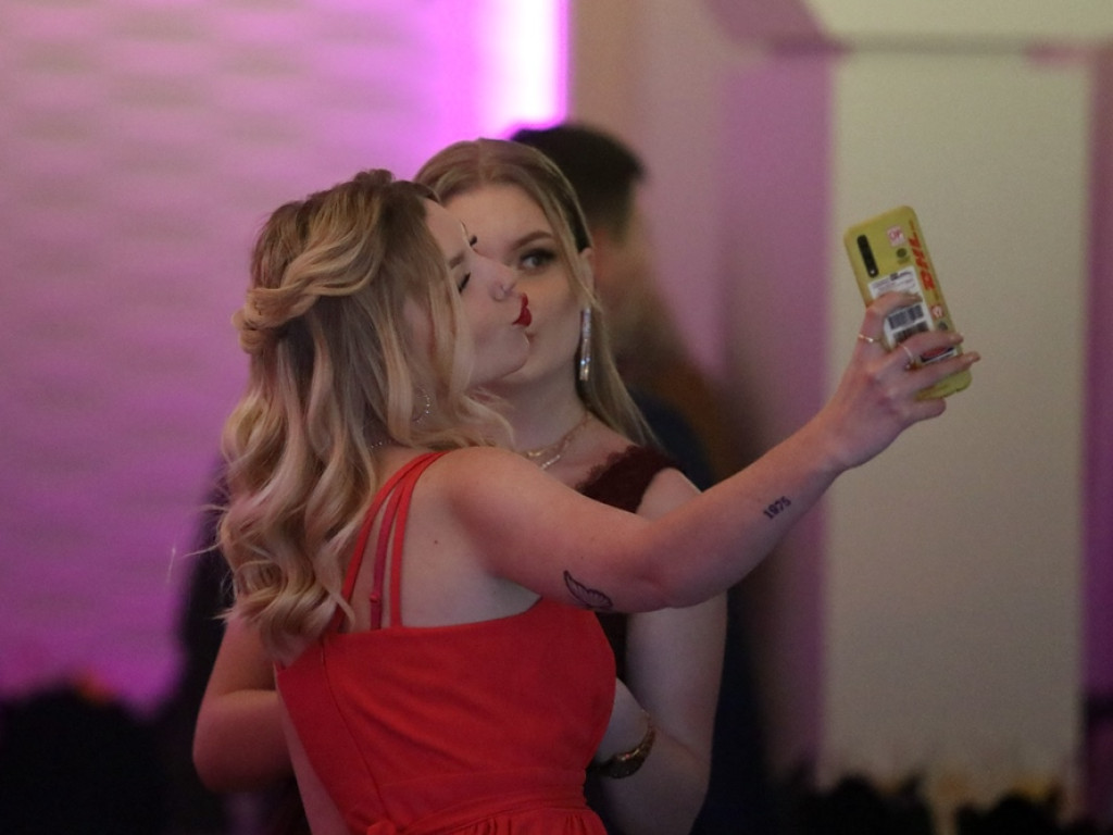 Poloneza czas zacząć. Tak się bawią maturzyści Zespołu Szkół Ekonomicznych [ZDJĘCIA]