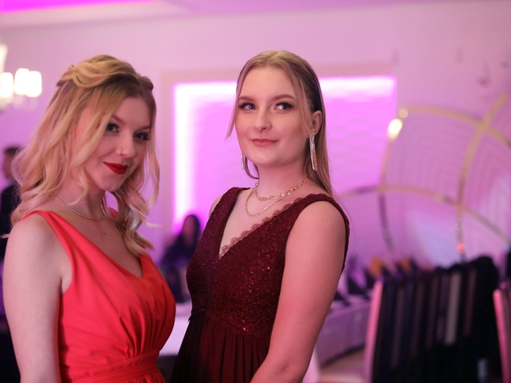 Poloneza czas zacząć. Tak się bawią maturzyści Zespołu Szkół Ekonomicznych [ZDJĘCIA]