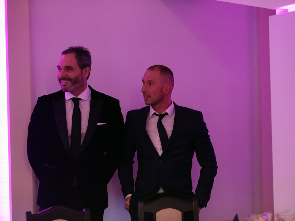 Poloneza czas zacząć. Tak się bawią maturzyści Zespołu Szkół Ekonomicznych [ZDJĘCIA]