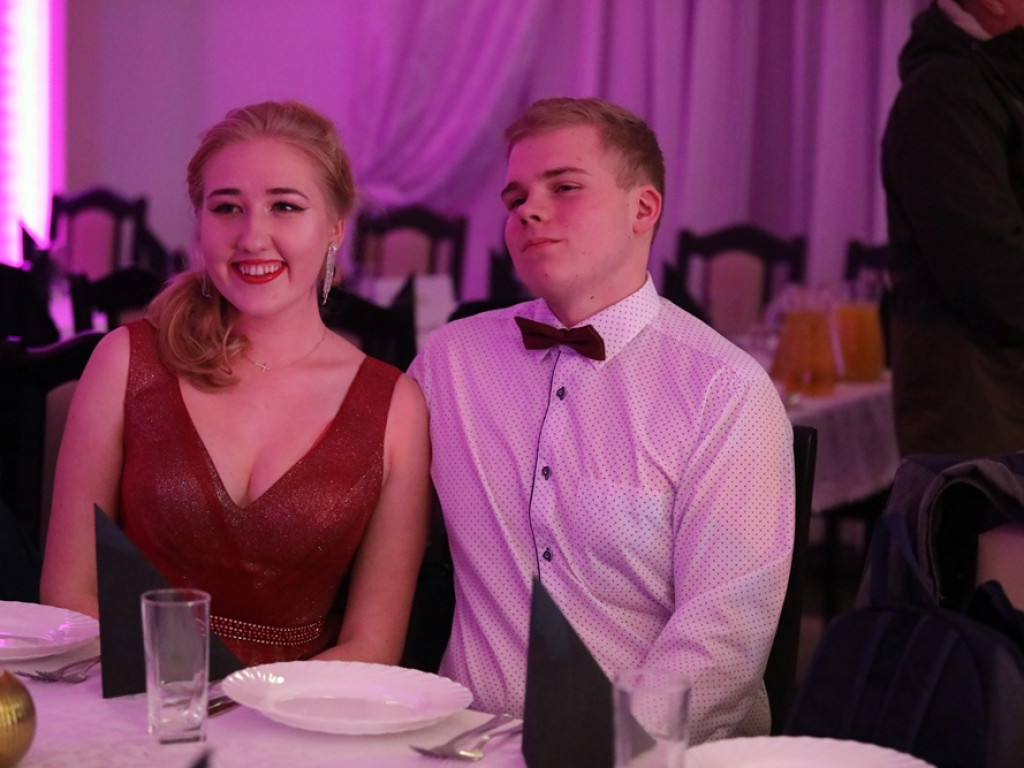 Poloneza czas zacząć. Tak się bawią maturzyści Zespołu Szkół Ekonomicznych [ZDJĘCIA]