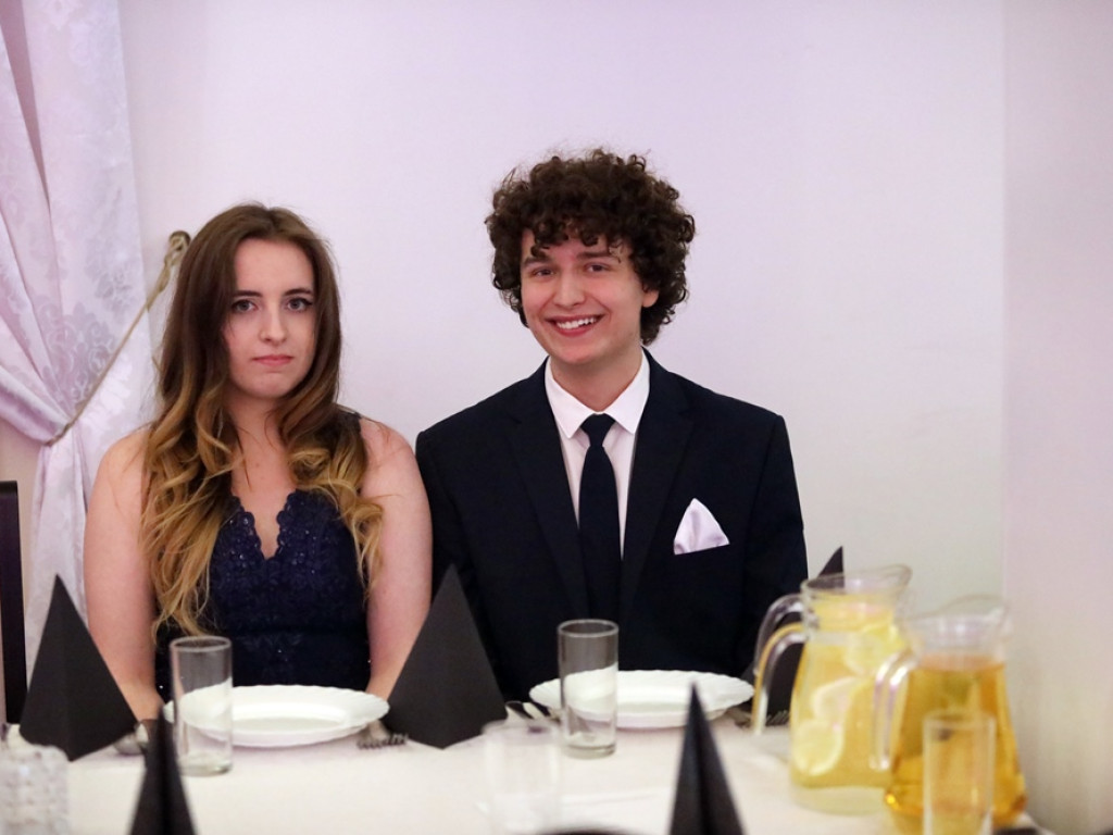 Poloneza czas zacząć. Tak się bawią maturzyści Zespołu Szkół Ekonomicznych [ZDJĘCIA]