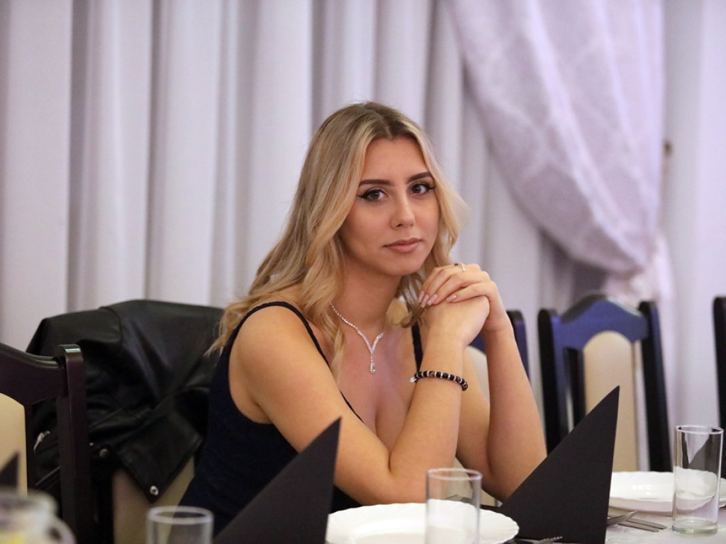 Poloneza czas zacząć. Tak się bawią maturzyści Zespołu Szkół Ekonomicznych [ZDJĘCIA]