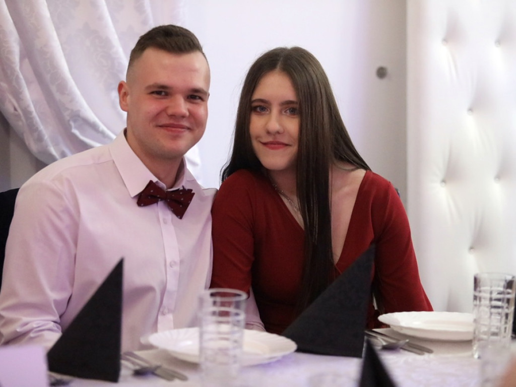 Poloneza czas zacząć. Tak się bawią maturzyści Zespołu Szkół Ekonomicznych [ZDJĘCIA]