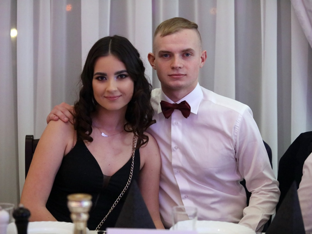 Poloneza czas zacząć. Tak się bawią maturzyści Zespołu Szkół Ekonomicznych [ZDJĘCIA]