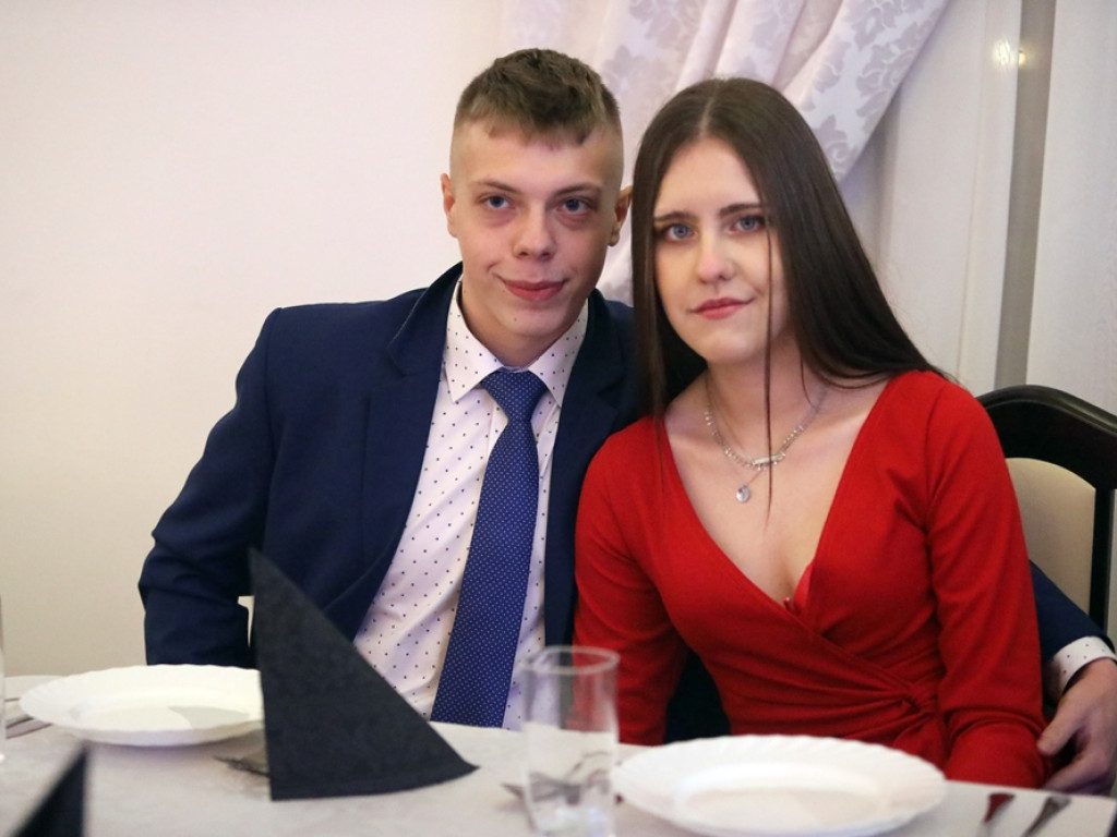 Poloneza czas zacząć. Tak się bawią maturzyści Zespołu Szkół Ekonomicznych [ZDJĘCIA]