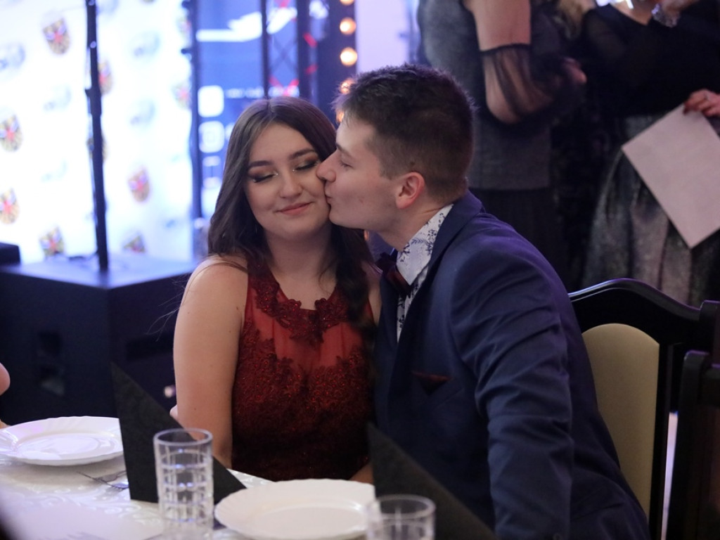 Poloneza czas zacząć. Tak się bawią maturzyści Zespołu Szkół Ekonomicznych [ZDJĘCIA]