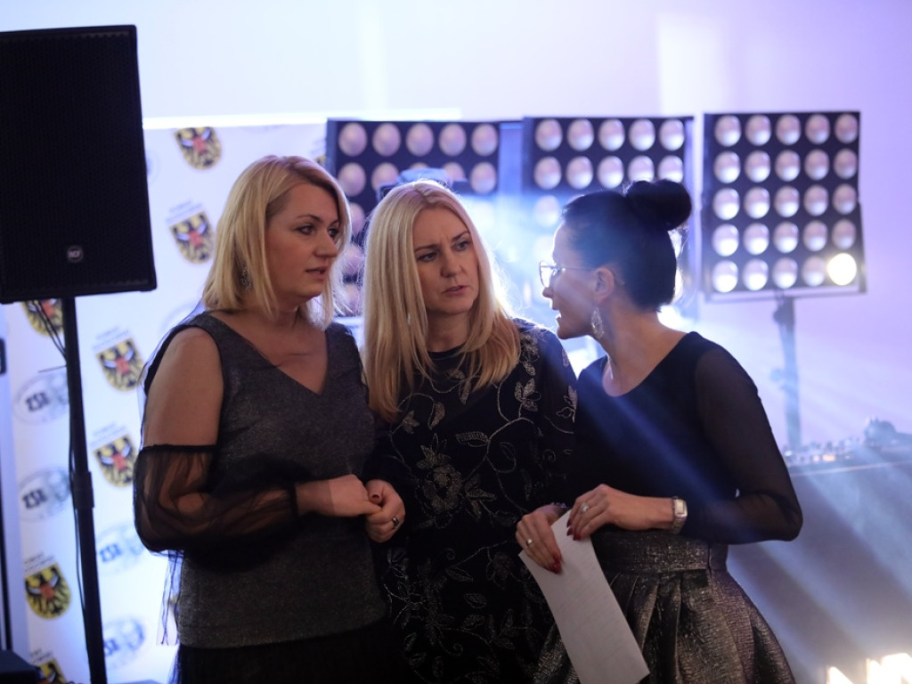 Poloneza czas zacząć. Tak się bawią maturzyści Zespołu Szkół Ekonomicznych [ZDJĘCIA]