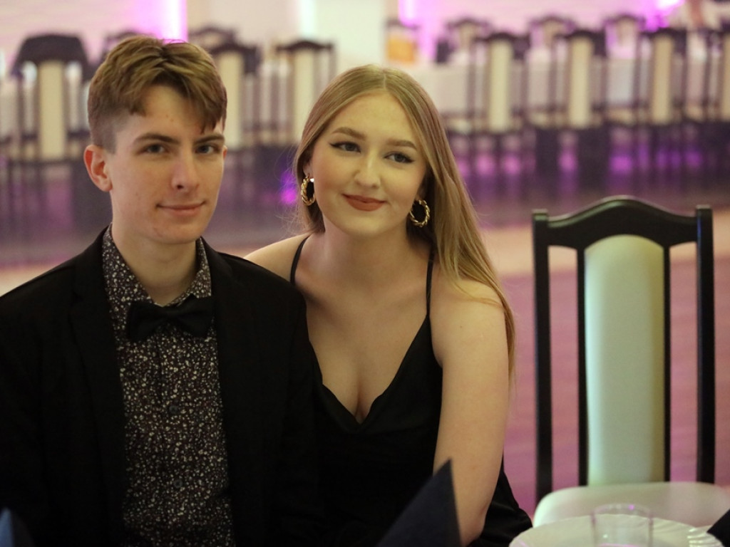 Poloneza czas zacząć. Tak się bawią maturzyści Zespołu Szkół Ekonomicznych [ZDJĘCIA]