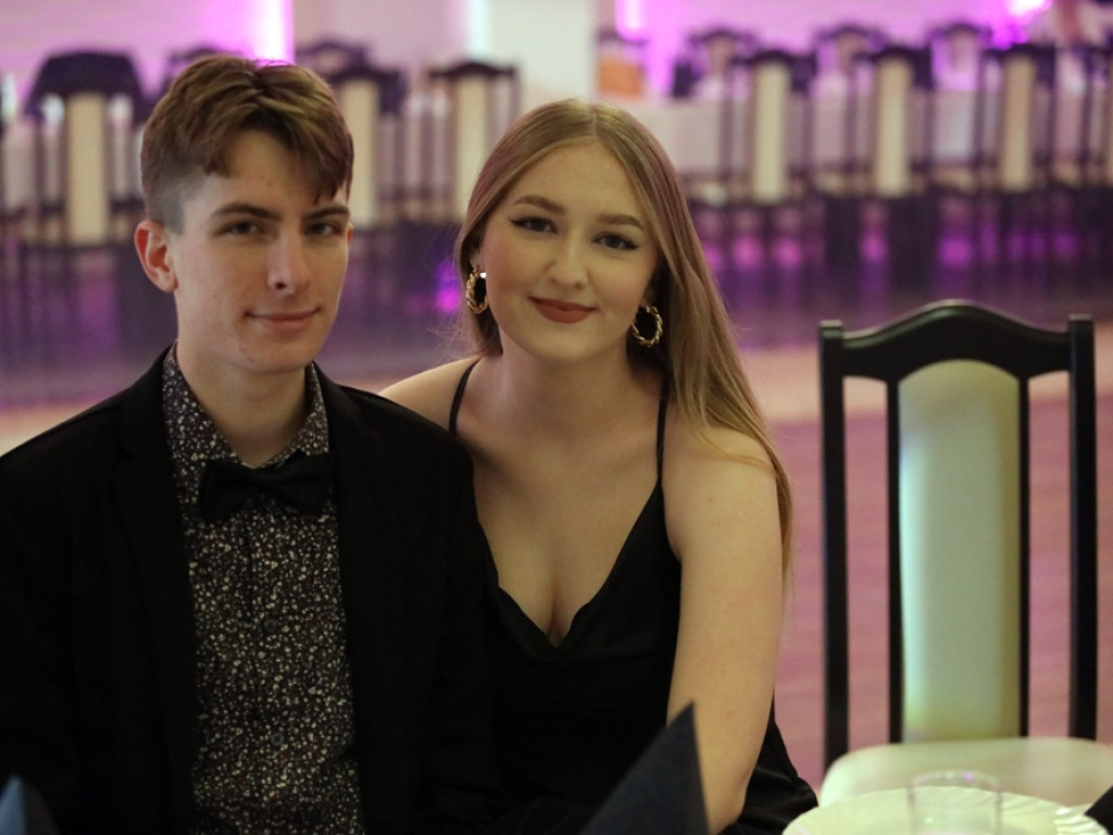 Poloneza czas zacząć. Tak się bawią maturzyści Zespołu Szkół Ekonomicznych [ZDJĘCIA]