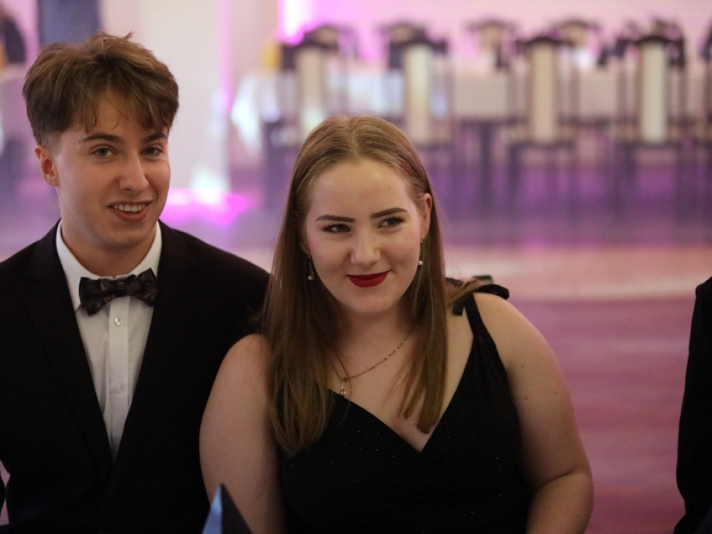 Poloneza czas zacząć. Tak się bawią maturzyści Zespołu Szkół Ekonomicznych [ZDJĘCIA]