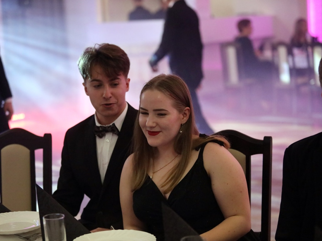 Poloneza czas zacząć. Tak się bawią maturzyści Zespołu Szkół Ekonomicznych [ZDJĘCIA]