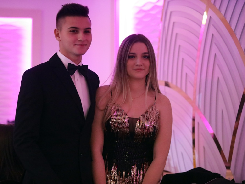 Poloneza czas zacząć. Tak się bawią maturzyści Zespołu Szkół Ekonomicznych [ZDJĘCIA]