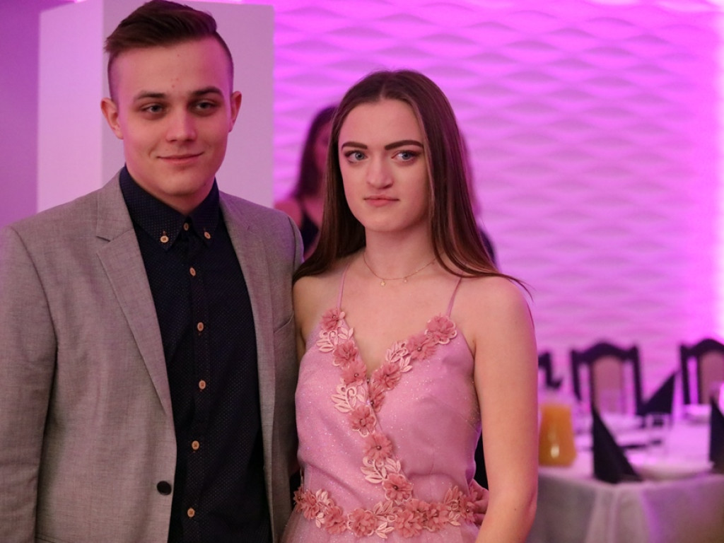 Poloneza czas zacząć. Tak się bawią maturzyści Zespołu Szkół Ekonomicznych [ZDJĘCIA]