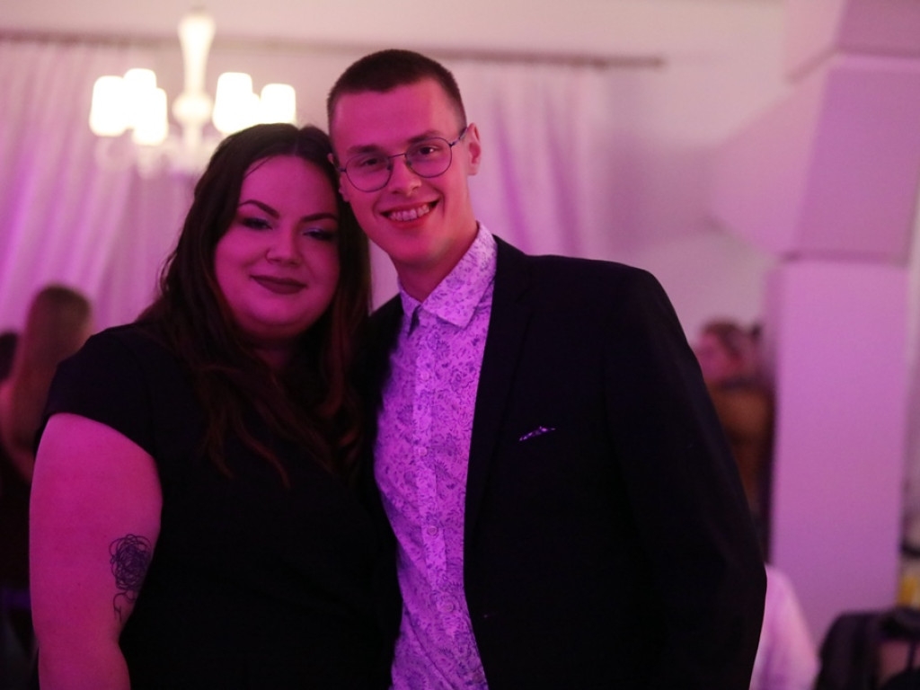 Poloneza czas zacząć. Tak się bawią maturzyści Zespołu Szkół Ekonomicznych [ZDJĘCIA]