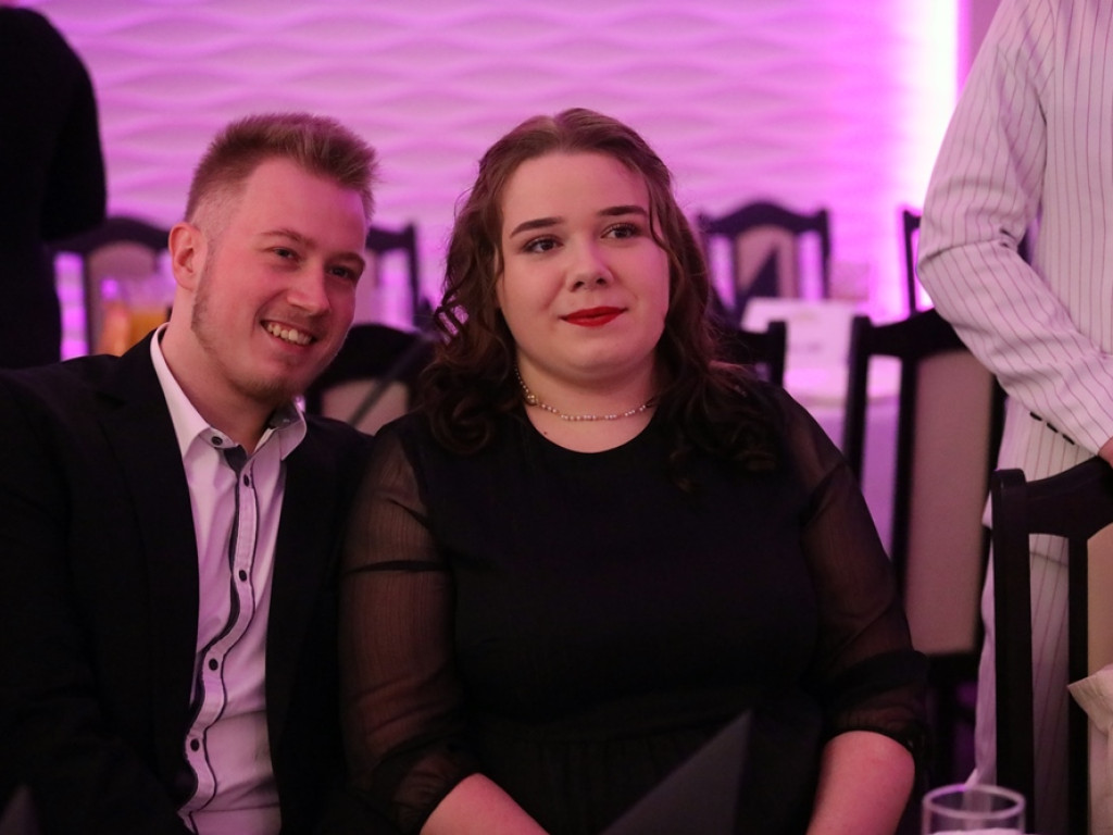 Poloneza czas zacząć. Tak się bawią maturzyści Zespołu Szkół Ekonomicznych [ZDJĘCIA]