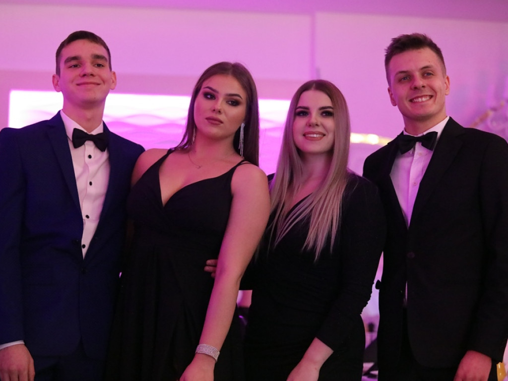 Poloneza czas zacząć. Tak się bawią maturzyści Zespołu Szkół Ekonomicznych [ZDJĘCIA]