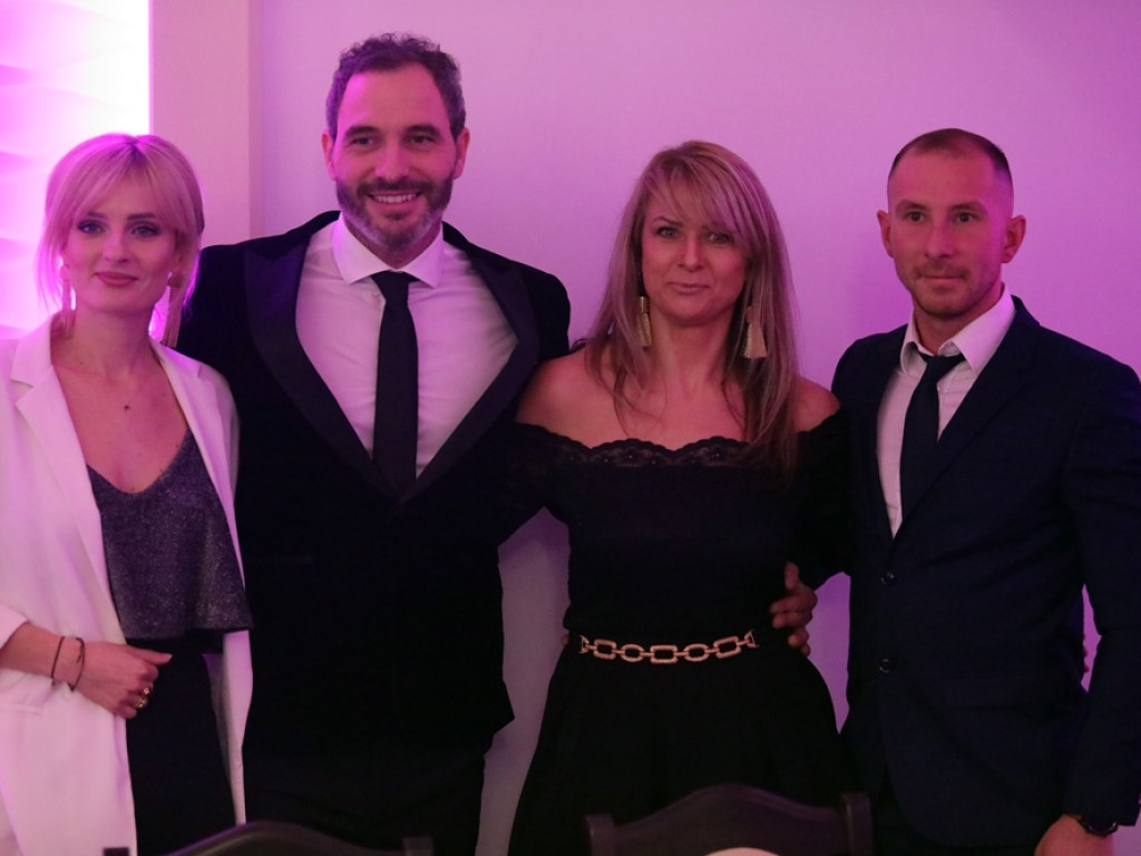 Poloneza czas zacząć. Tak się bawią maturzyści Zespołu Szkół Ekonomicznych [ZDJĘCIA]