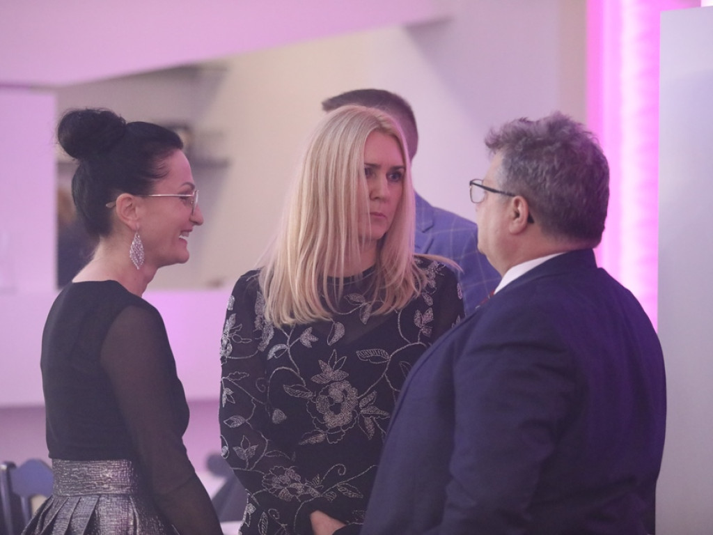 Poloneza czas zacząć. Tak się bawią maturzyści Zespołu Szkół Ekonomicznych [ZDJĘCIA]