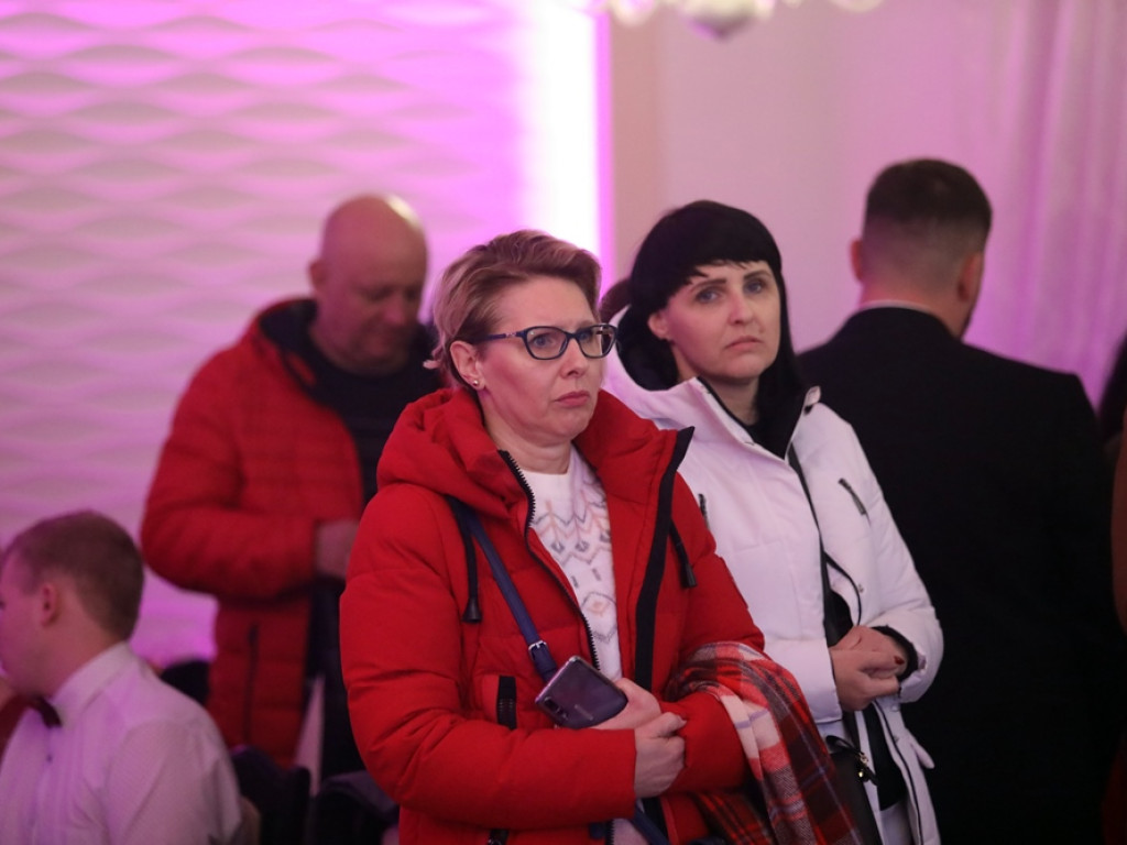 Poloneza czas zacząć. Tak się bawią maturzyści Zespołu Szkół Ekonomicznych [ZDJĘCIA]