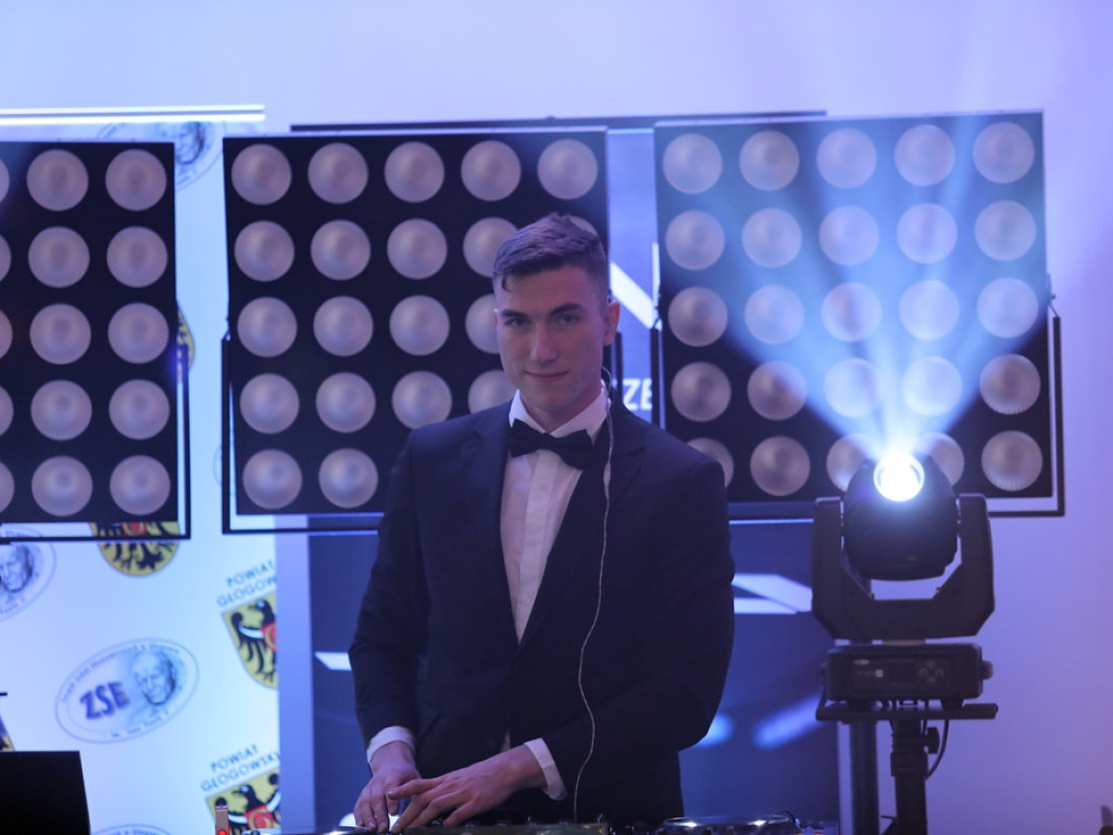 Poloneza czas zacząć. Tak się bawią maturzyści Zespołu Szkół Ekonomicznych [ZDJĘCIA]