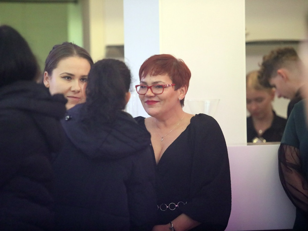 Poloneza czas zacząć. Tak się bawią maturzyści Zespołu Szkół Ekonomicznych [ZDJĘCIA]