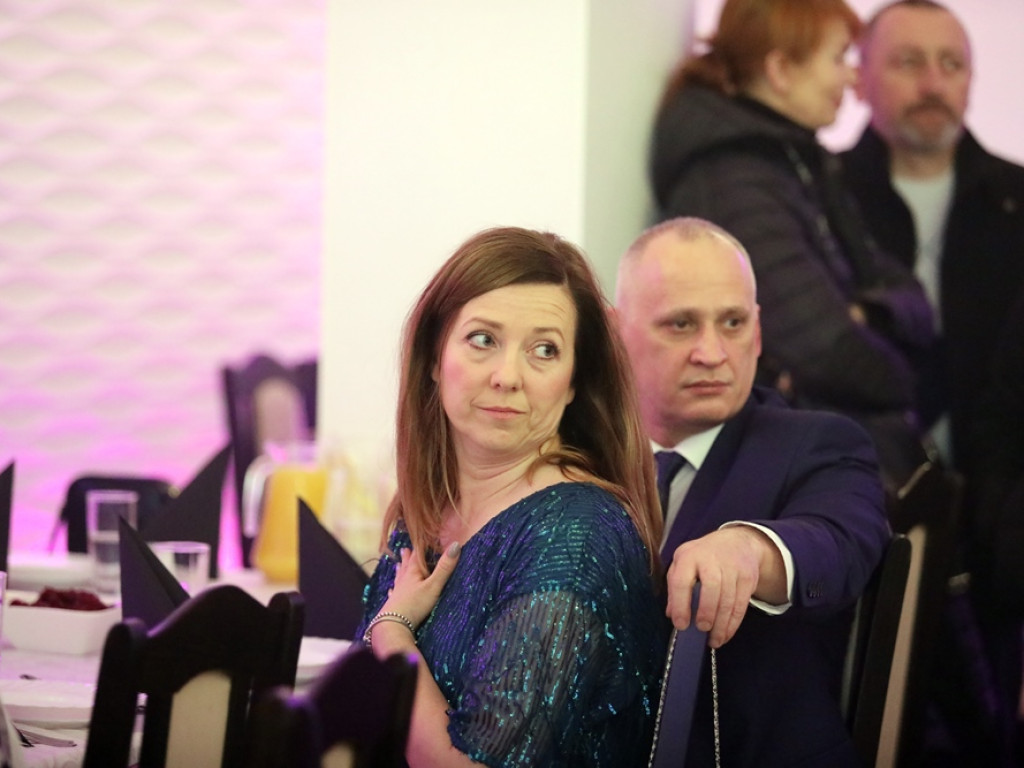 Poloneza czas zacząć. Tak się bawią maturzyści Zespołu Szkół Ekonomicznych [ZDJĘCIA]