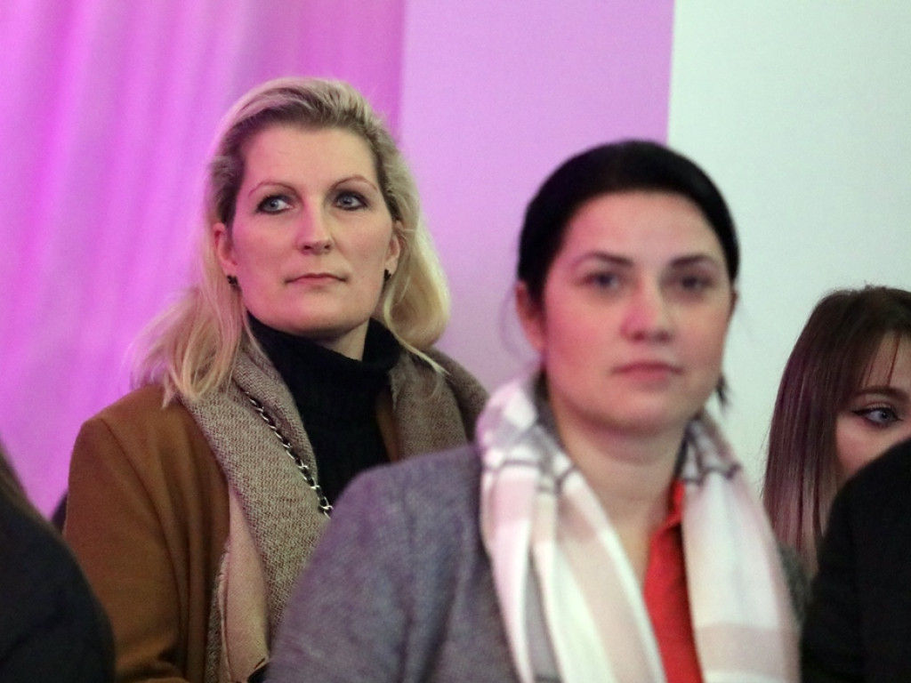 Poloneza czas zacząć. Tak się bawią maturzyści Zespołu Szkół Ekonomicznych [ZDJĘCIA]