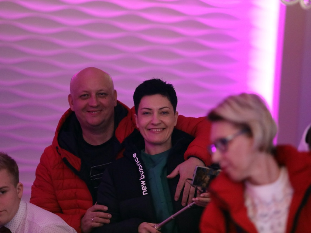 Poloneza czas zacząć. Tak się bawią maturzyści Zespołu Szkół Ekonomicznych [ZDJĘCIA]