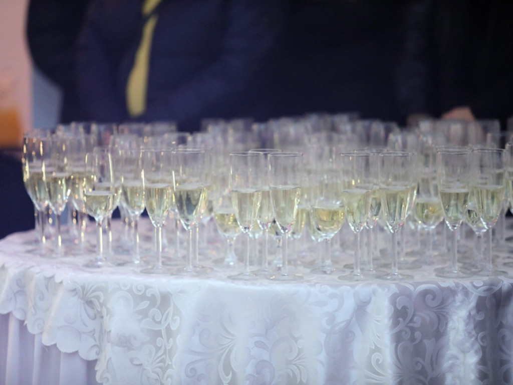 Poloneza czas zacząć. Tak się bawią maturzyści Zespołu Szkół Ekonomicznych [ZDJĘCIA]