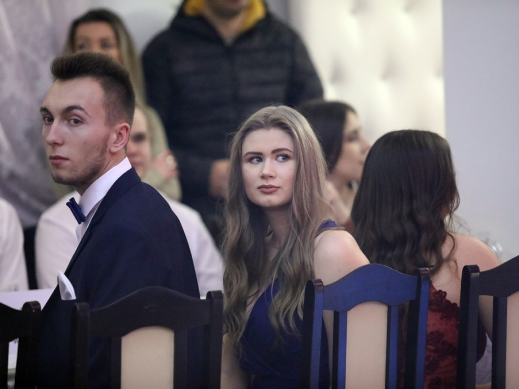 Poloneza czas zacząć. Tak się bawią maturzyści Zespołu Szkół Ekonomicznych [ZDJĘCIA]