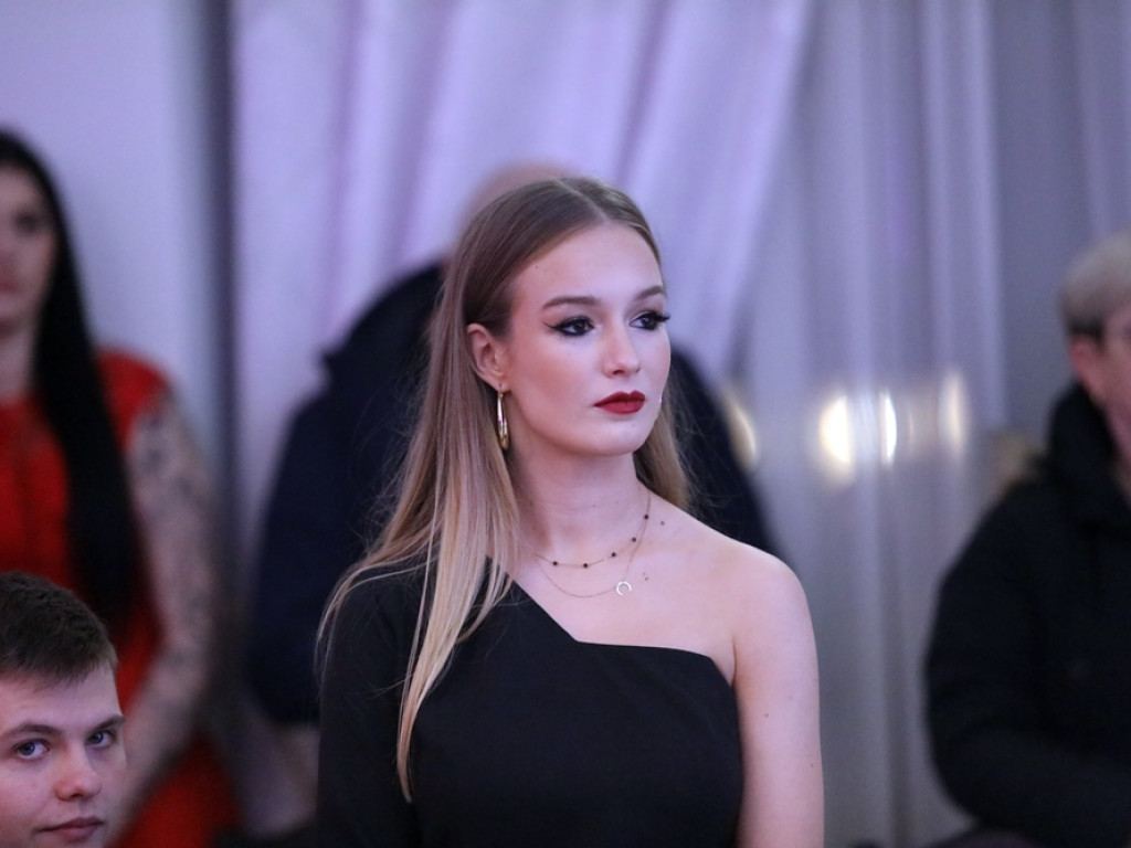 Poloneza czas zacząć. Tak się bawią maturzyści Zespołu Szkół Ekonomicznych [ZDJĘCIA]