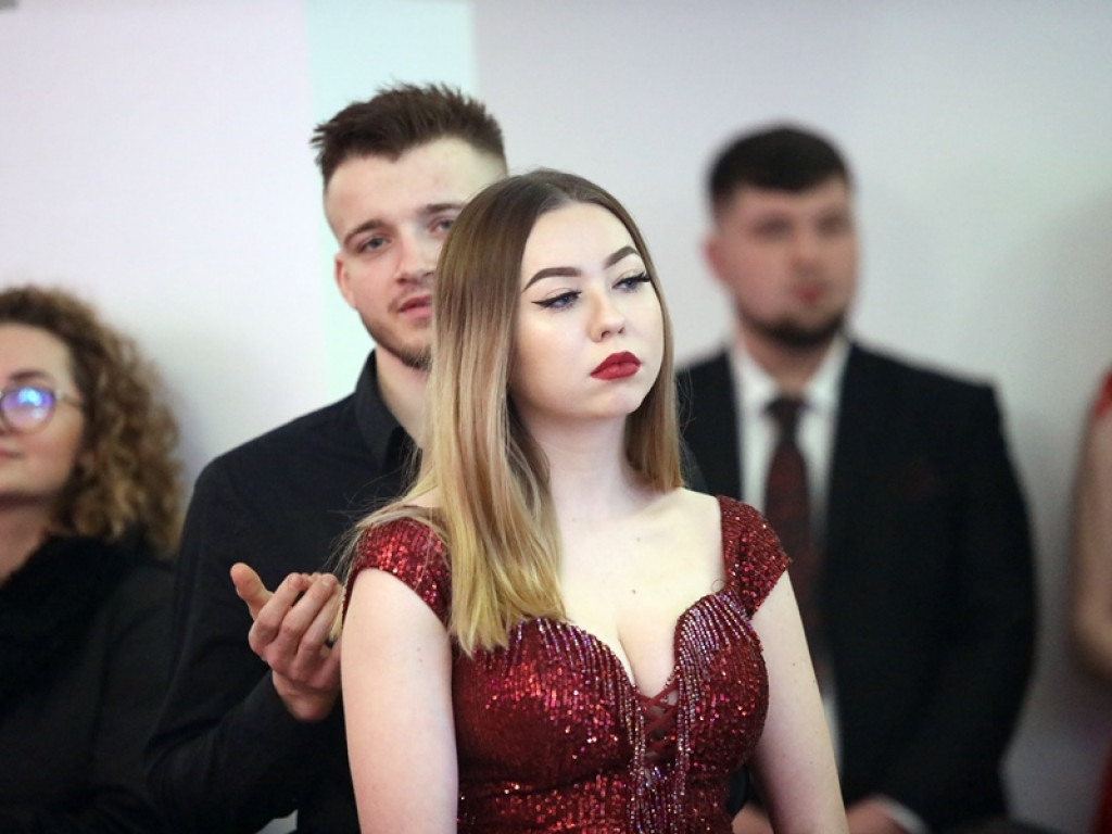 Poloneza czas zacząć. Tak się bawią maturzyści Zespołu Szkół Ekonomicznych [ZDJĘCIA]