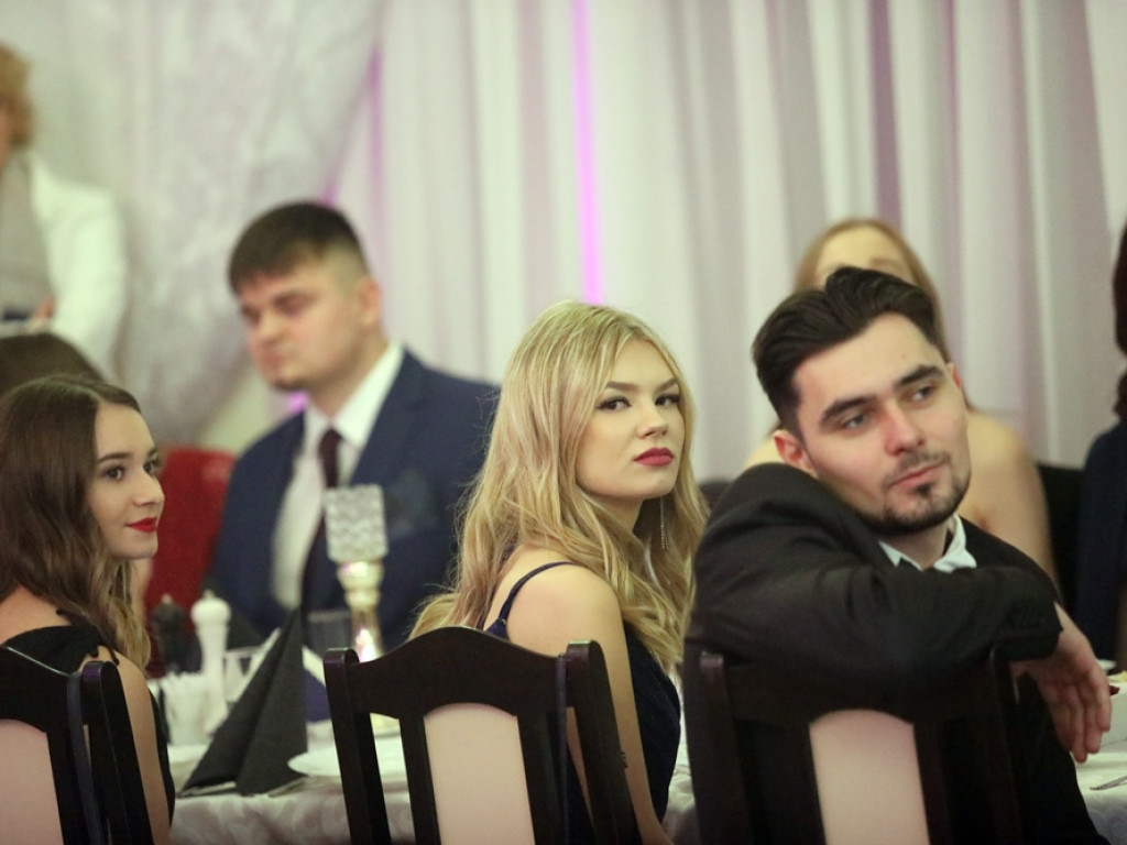 Poloneza czas zacząć. Tak się bawią maturzyści Zespołu Szkół Ekonomicznych [ZDJĘCIA]