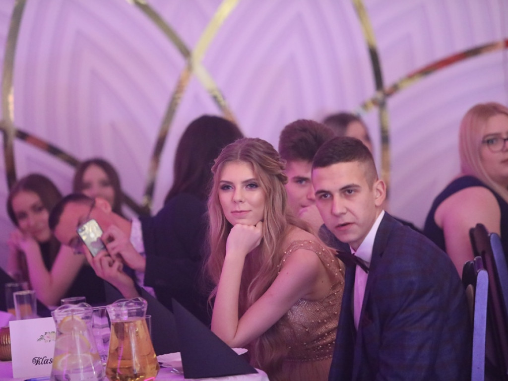 Poloneza czas zacząć. Tak się bawią maturzyści Zespołu Szkół Ekonomicznych [ZDJĘCIA]