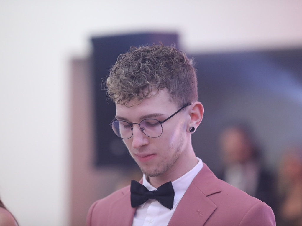 Poloneza czas zacząć. Tak się bawią maturzyści Zespołu Szkół Ekonomicznych [ZDJĘCIA]