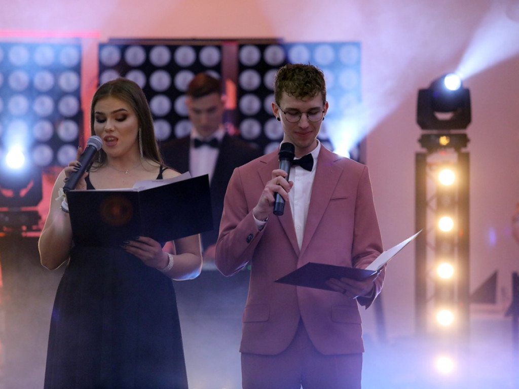 Poloneza czas zacząć. Tak się bawią maturzyści Zespołu Szkół Ekonomicznych [ZDJĘCIA]