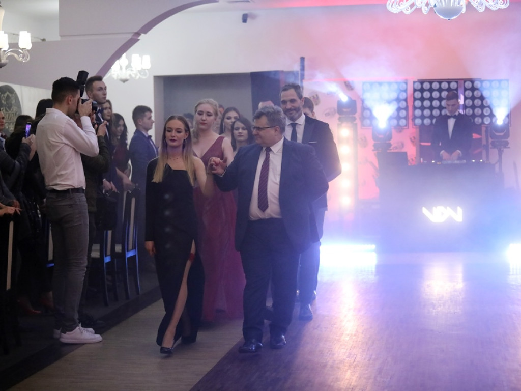 Poloneza czas zacząć. Tak się bawią maturzyści Zespołu Szkół Ekonomicznych [ZDJĘCIA]