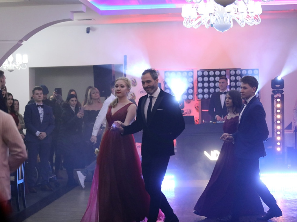 Poloneza czas zacząć. Tak się bawią maturzyści Zespołu Szkół Ekonomicznych [ZDJĘCIA]