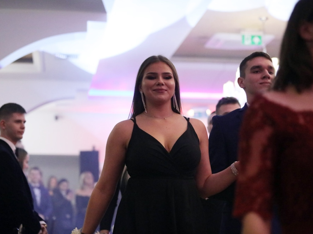 Poloneza czas zacząć. Tak się bawią maturzyści Zespołu Szkół Ekonomicznych [ZDJĘCIA]