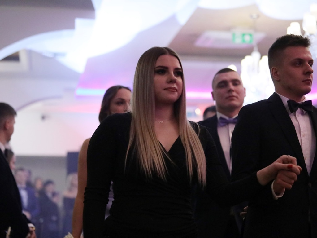 Poloneza czas zacząć. Tak się bawią maturzyści Zespołu Szkół Ekonomicznych [ZDJĘCIA]